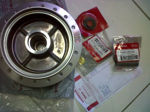 tromol belakang dan printilan bosh, laker dkk