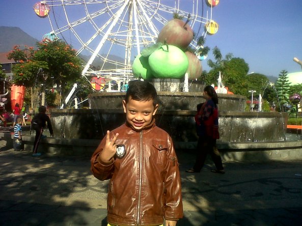 menikmati alun-alaun Batu pagi hari