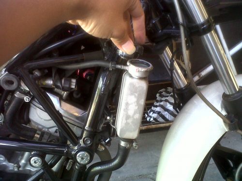 lepas shroud supaya bisa mengakses tutup radiator