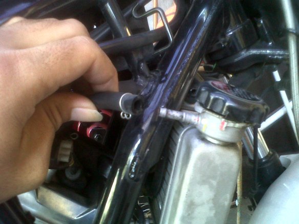 lepas slang menuju ke reservori/tangki cadangan pendingin