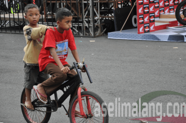 tesride nyook, sama kok, pakai setang jepit :lol: